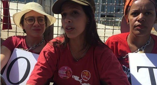 Mulher viaja 60 horas para apoiar Lula